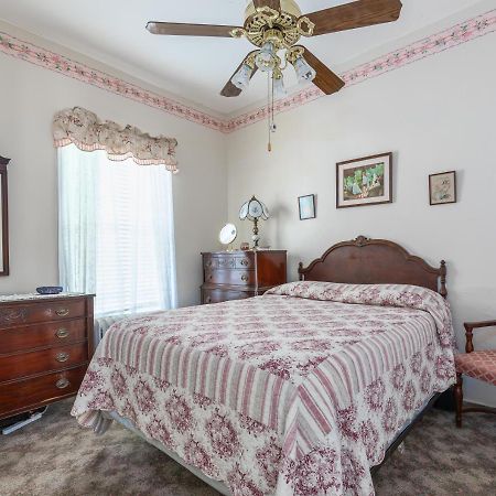 Antoinette'S Apartments & Suites Cape May Exterior photo