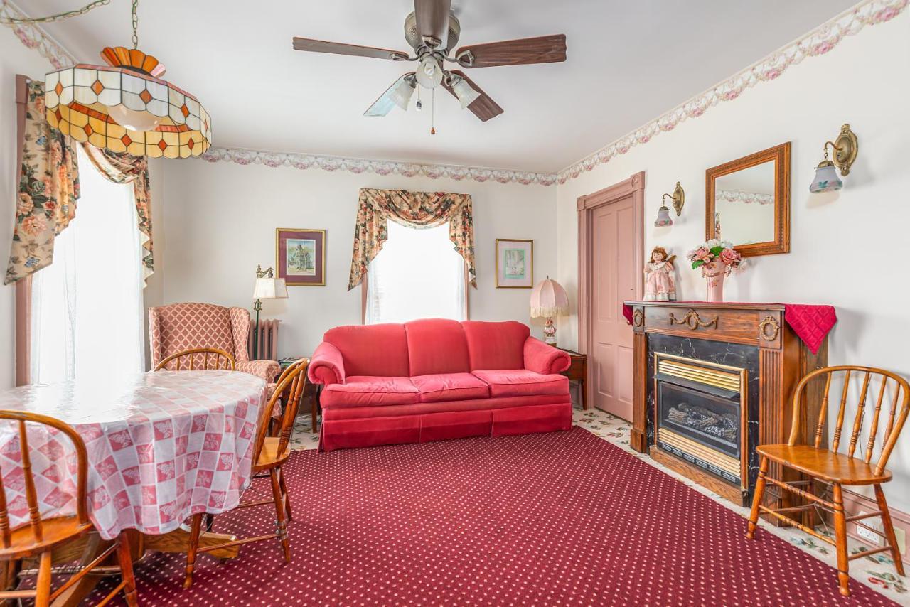 Antoinette'S Apartments & Suites Cape May Exterior photo