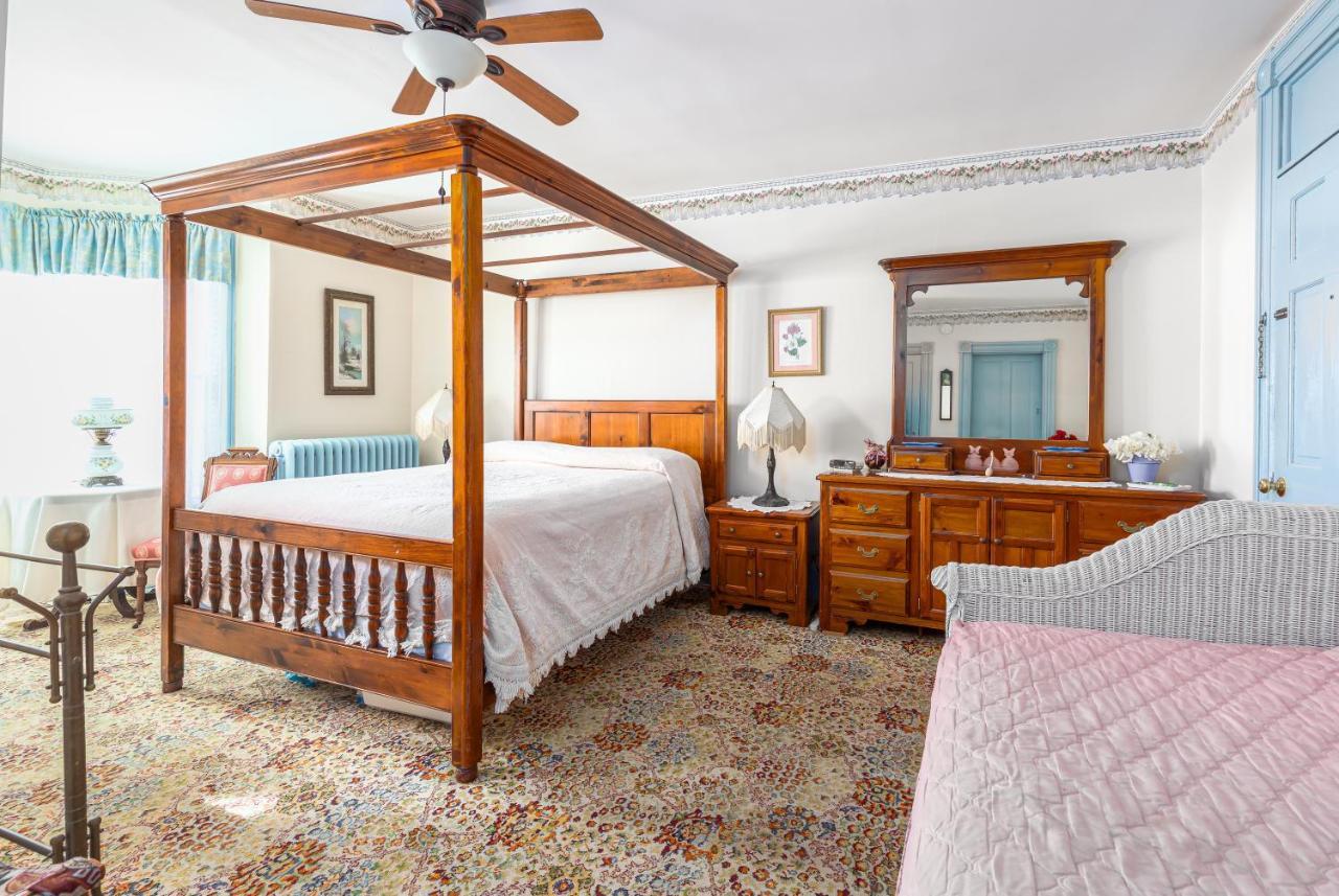 Antoinette'S Apartments & Suites Cape May Exterior photo