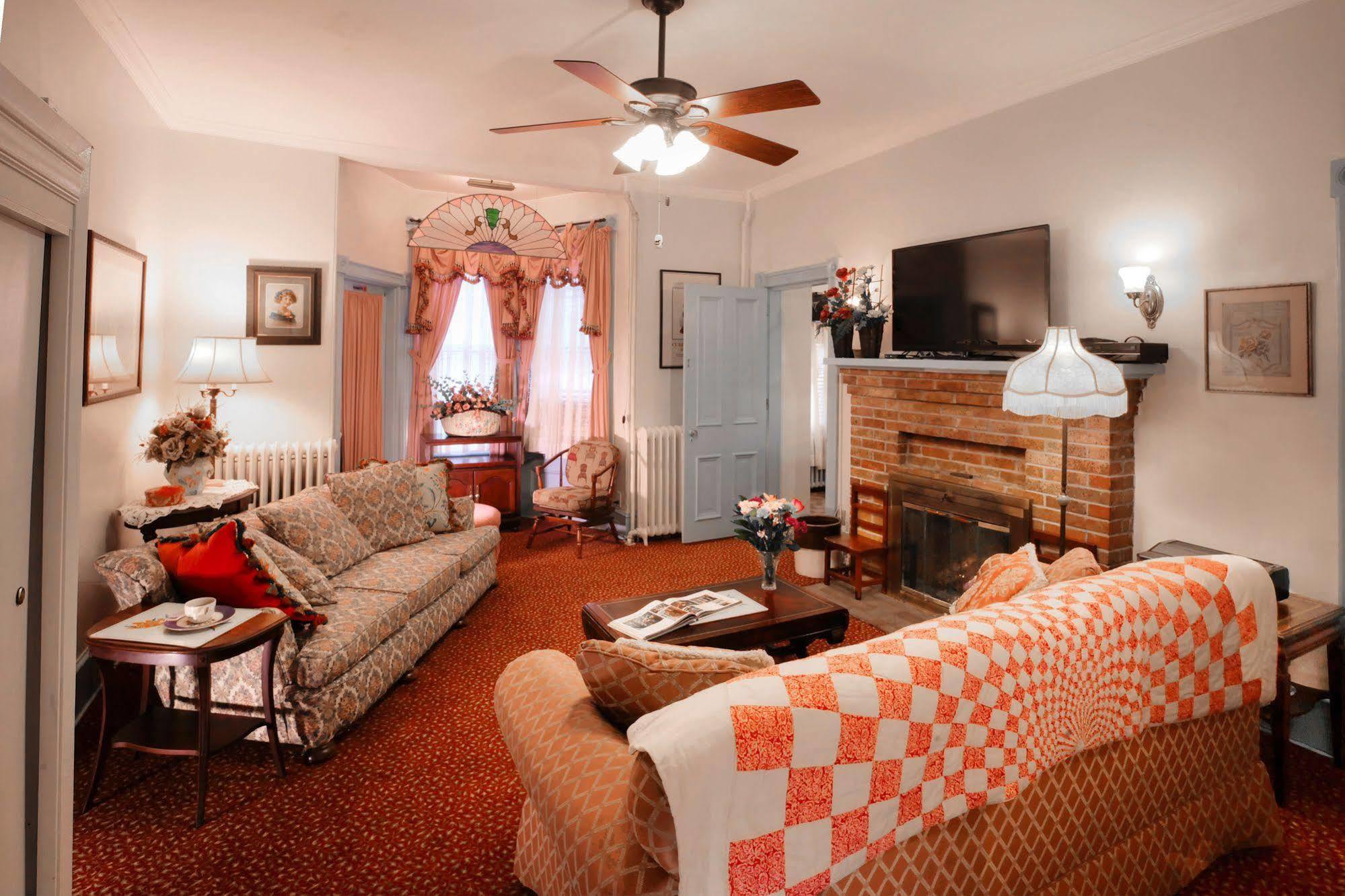 Antoinette'S Apartments & Suites Cape May Exterior photo