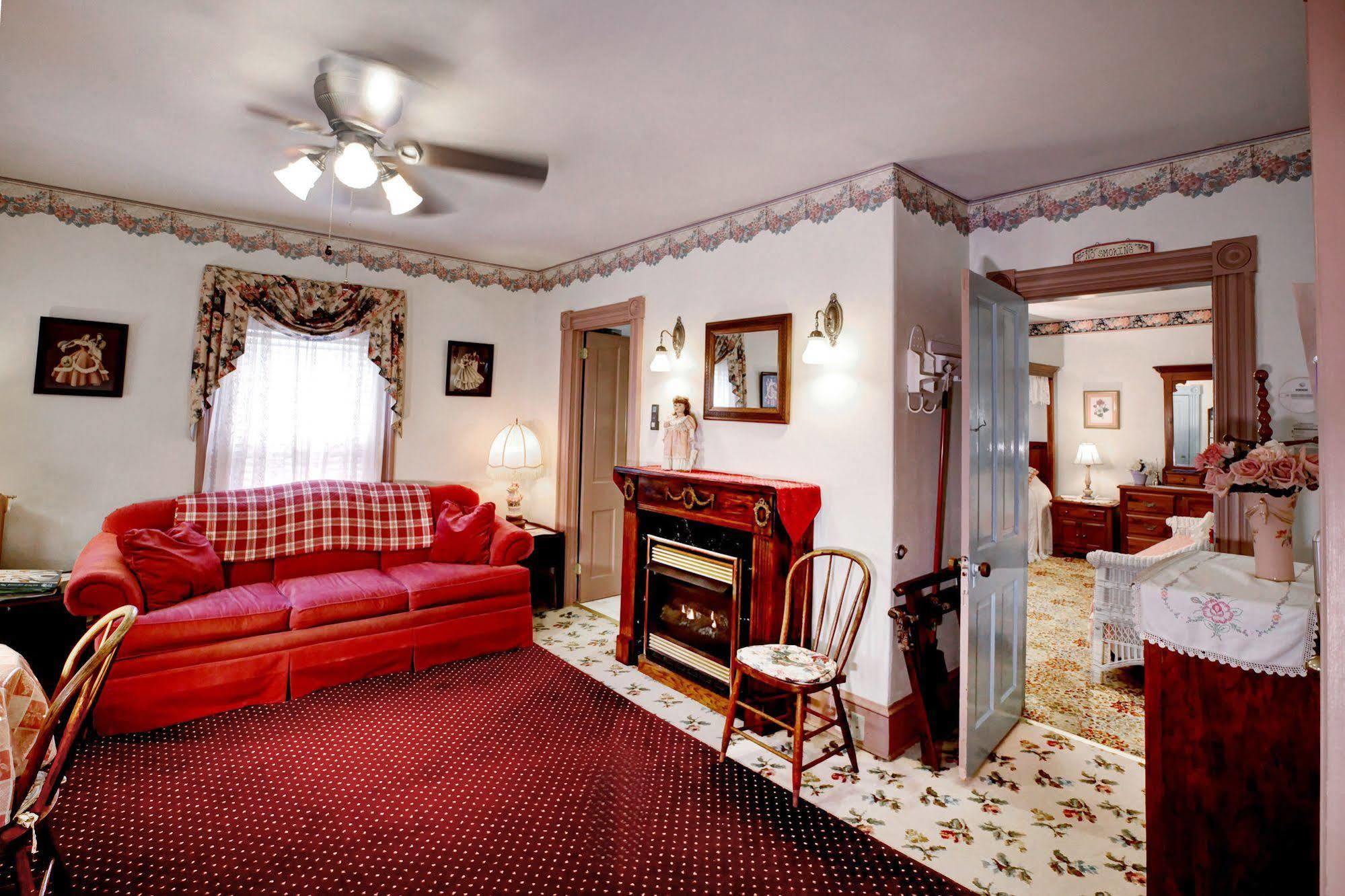 Antoinette'S Apartments & Suites Cape May Exterior photo