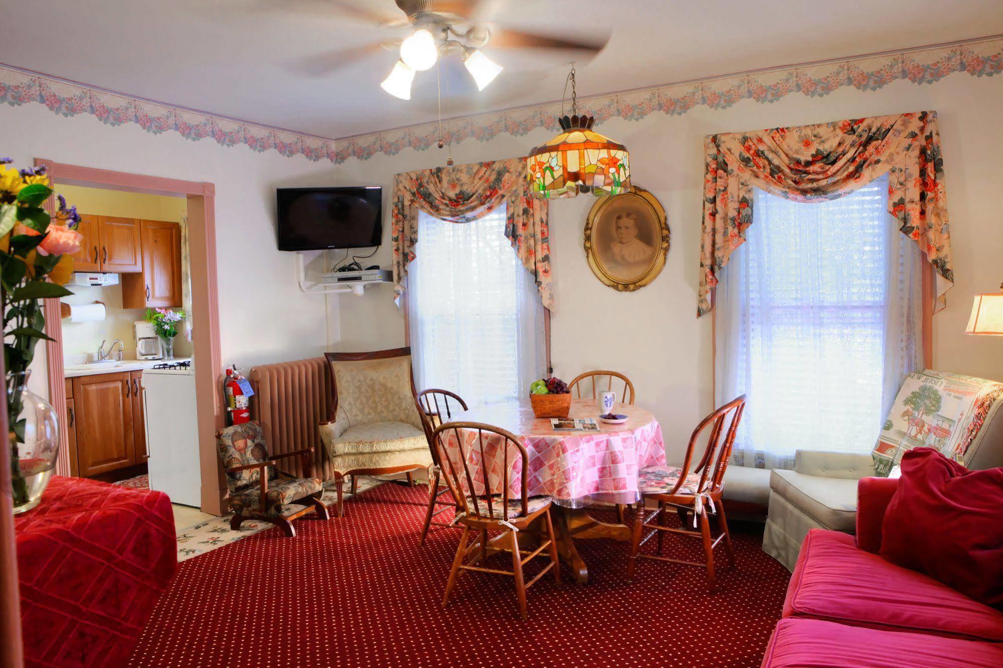 Antoinette'S Apartments & Suites Cape May Exterior photo