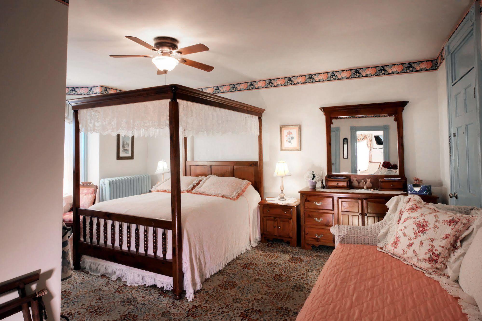 Antoinette'S Apartments & Suites Cape May Exterior photo